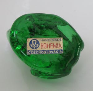 Niet of onleesbaar gesigneerd - Boheemse Groene kunstglazen presse papier kikker kopen? Bied vanaf 10!
