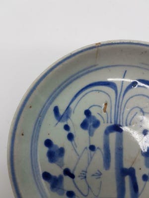 Niet of onleesbaar gesigneerd - Antiek Chinees porselein bordje blauw wit Ming periode, eind 16e -begin 17e eeuw kopen? Bied vanaf 1!