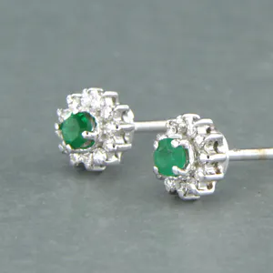18k gouden oorknoppen met smaragd en aan entourage briljant geslepen diamant kopen? Bied vanaf 300!