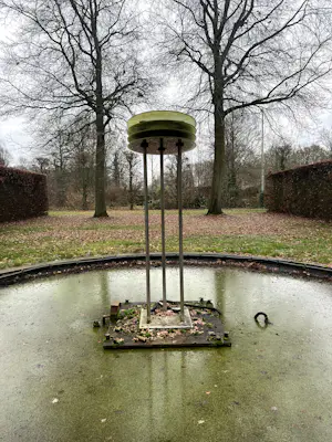 Hedda Willem Buijs - bijzonder abstract beeld van staal en glas (geschikt als vijverbeeld) kopen? Bied vanaf 200!