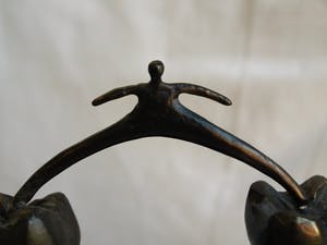 Brons (Onbekend) - Bronzen beeld , “Voor je kiezen…!” – Op natuurstenen voet kopen? Bied vanaf 1!