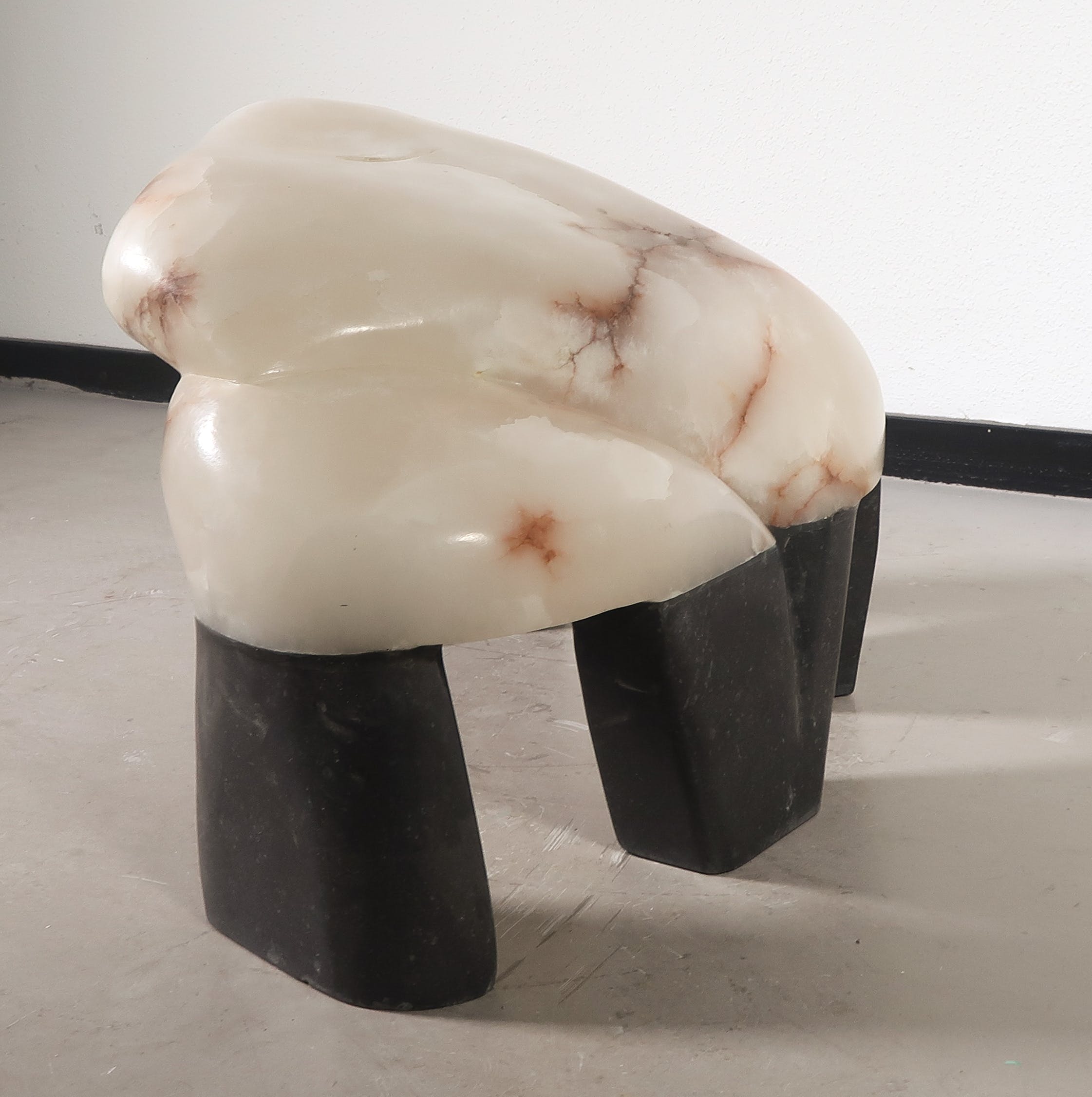 Peter van de Locht - Marmeren object op granieten sokkels, Organische abstracte vorm kopen? Bied vanaf 350!