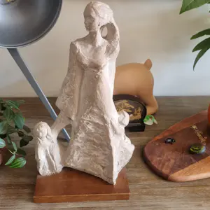 Niet of onleesbaar gesigneerd - Moeder en kleine kinderen sculptuur Walnut Base door Austin Productions 1978 kopen? Bied vanaf 1!