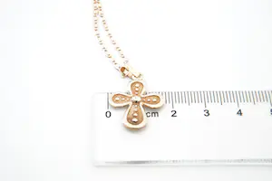 68 - Sierlijke 14 karaat rosé gouden collier met kruishanger kopen? Bied vanaf 140!