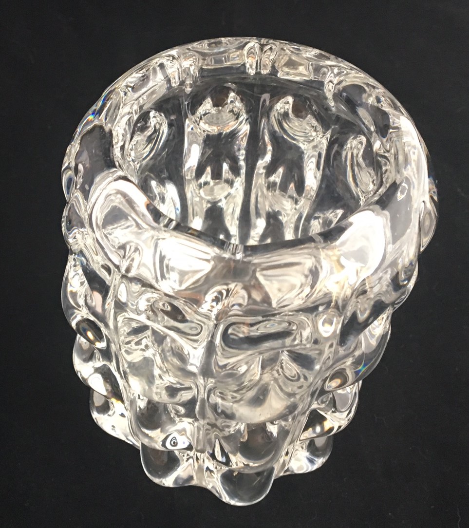 Niet of onleesbaar gesigneerd - Blank kristallen hand geblazen Brutalist vaasje kopen? Bied vanaf 1!