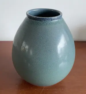 Aardewerkfabriek Katwijk en Klinkenberg Zeist - Groen blauwe art deco vaas model 922 kopen? Bied vanaf 50!