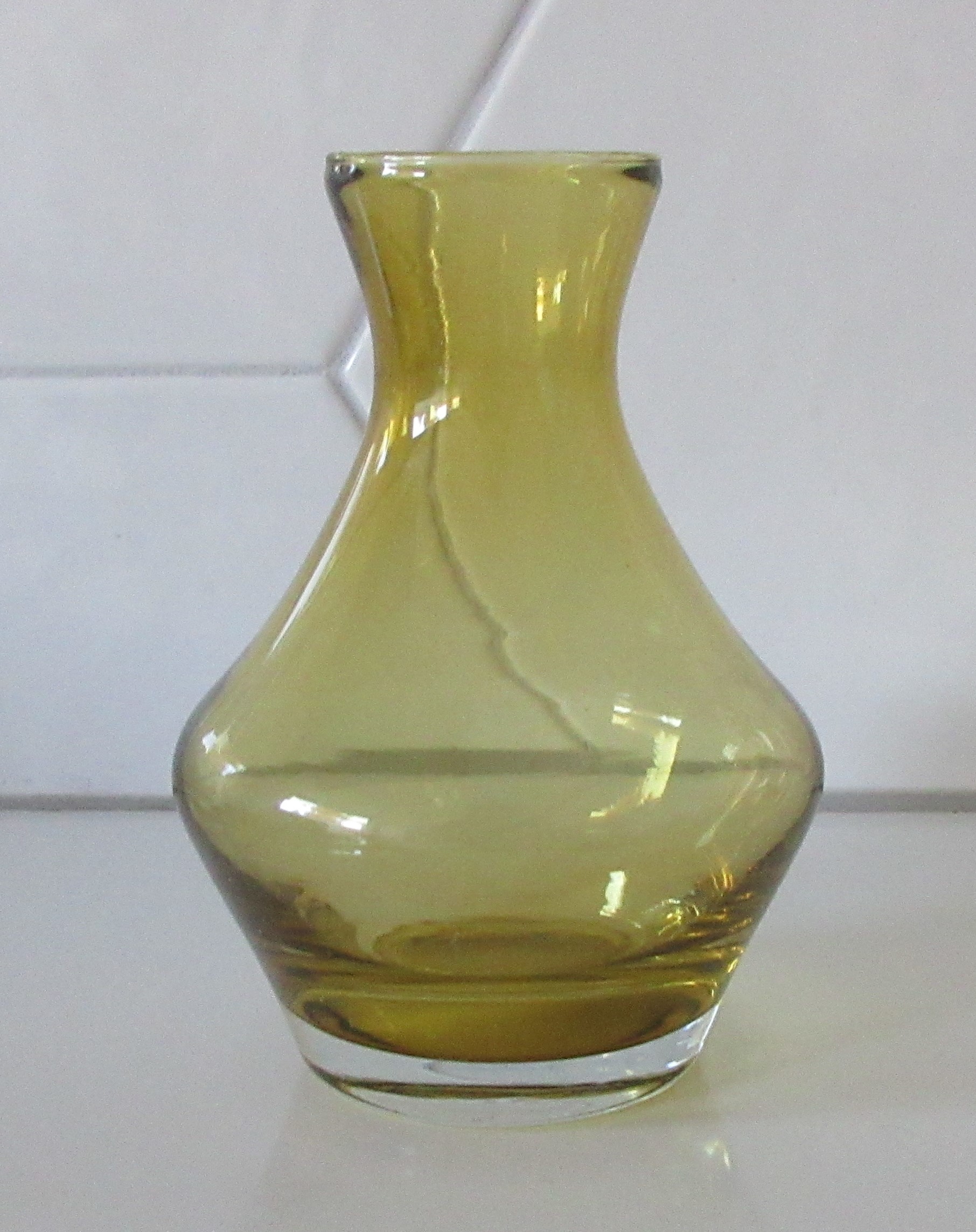 Niet of onleesbaar gesigneerd - Amber dubbelwandig glazen sixties vaasje verkocht voor € 1!