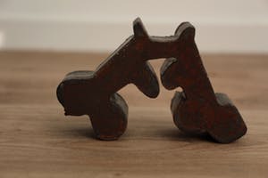 Carel Visser - Carel Visser - oxiderend stalen beeld: twee zusters - 2000 kopen? Bied vanaf 375!