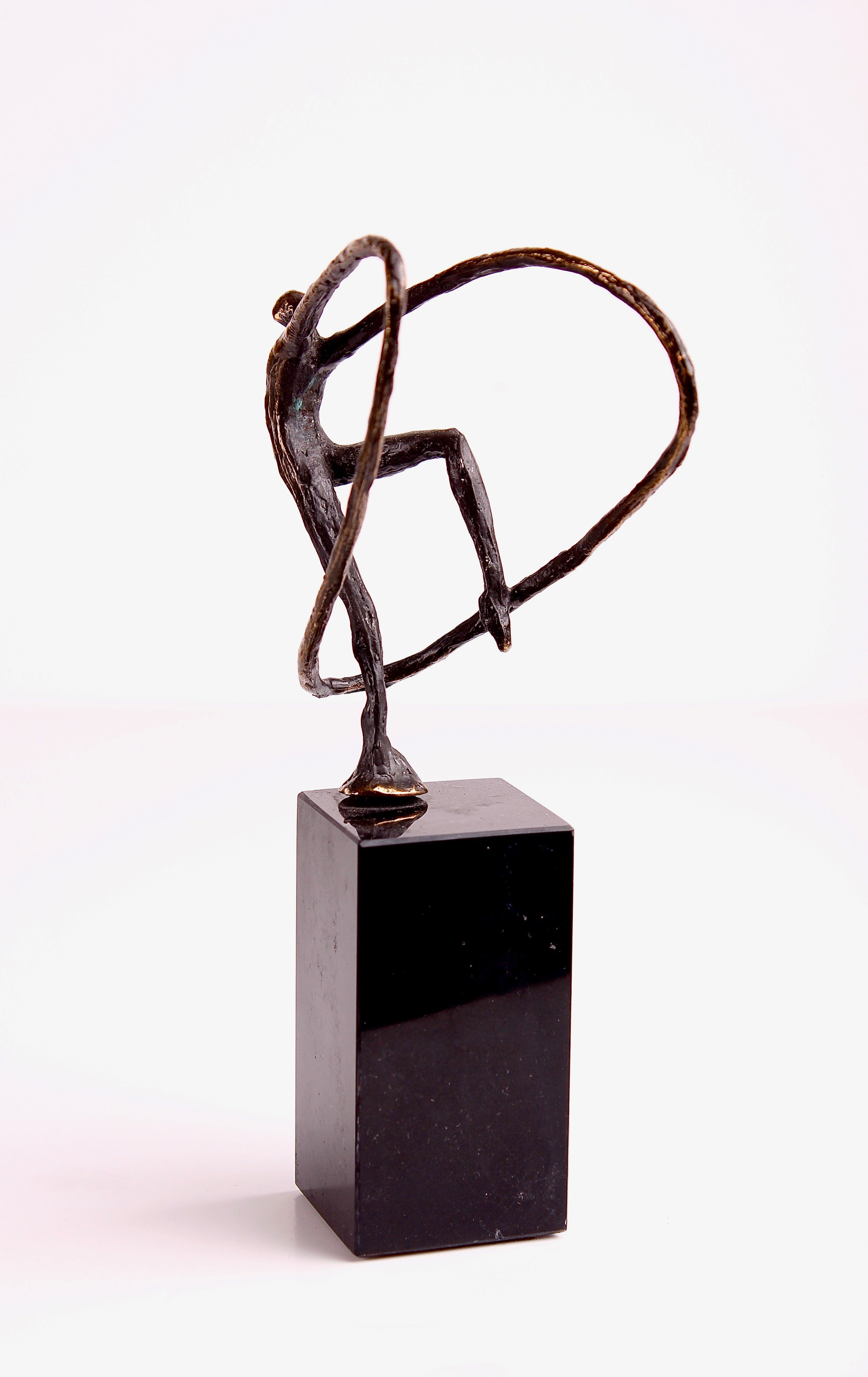 Corry Ammerlaan - van Niekerk - Verbronsd beeld 'Touwtje springen' op natuurstenen voet kopen? Bied vanaf 24!