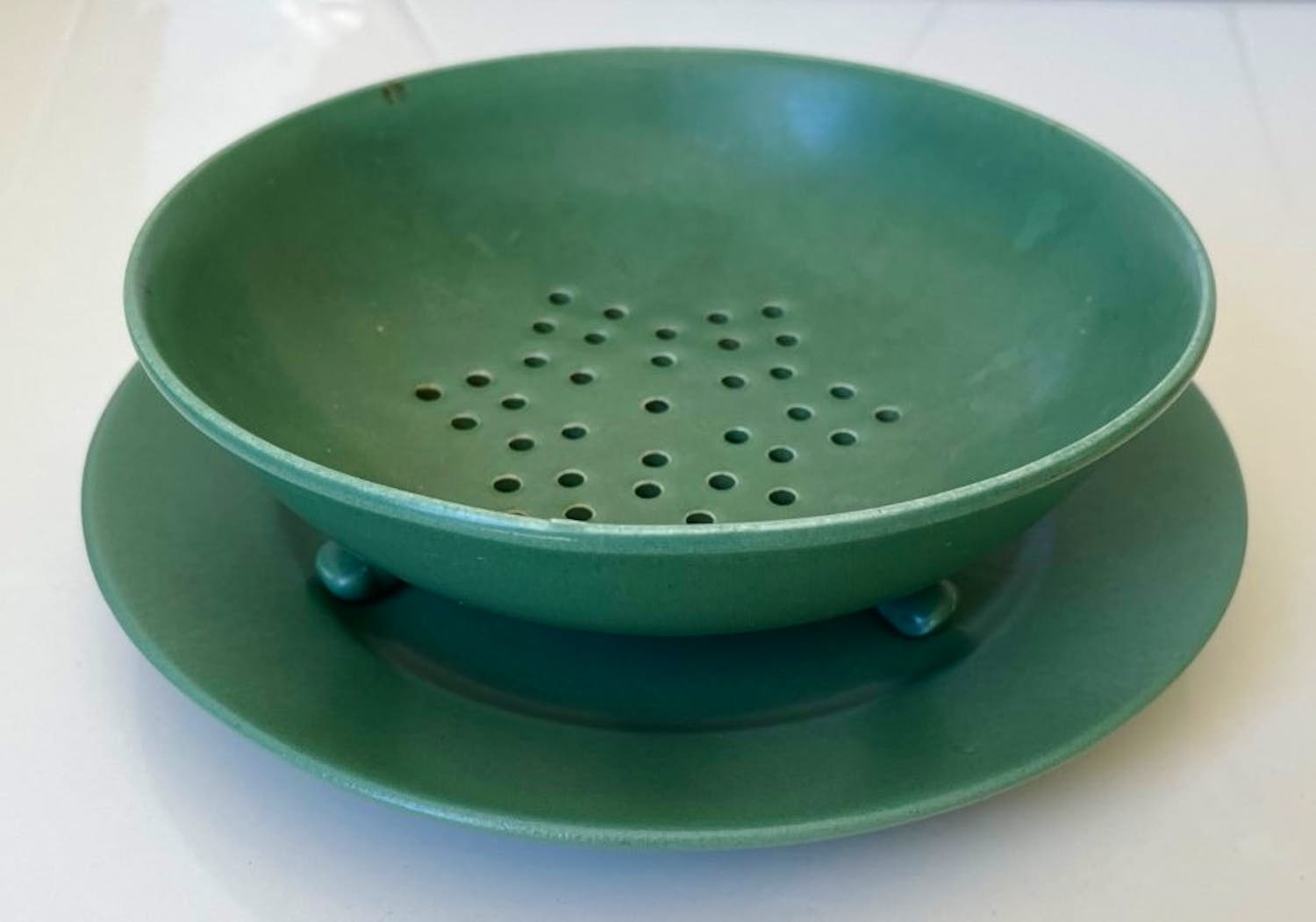 Firma Regout & Co - Art Deco groen aardewerken fruittest verkocht voor € 1!