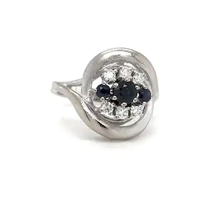 Hochwertiger Vintagering in 14 Karat Weißgold mit feinen Saphiren und Brillanten kopen? Bied vanaf 499!