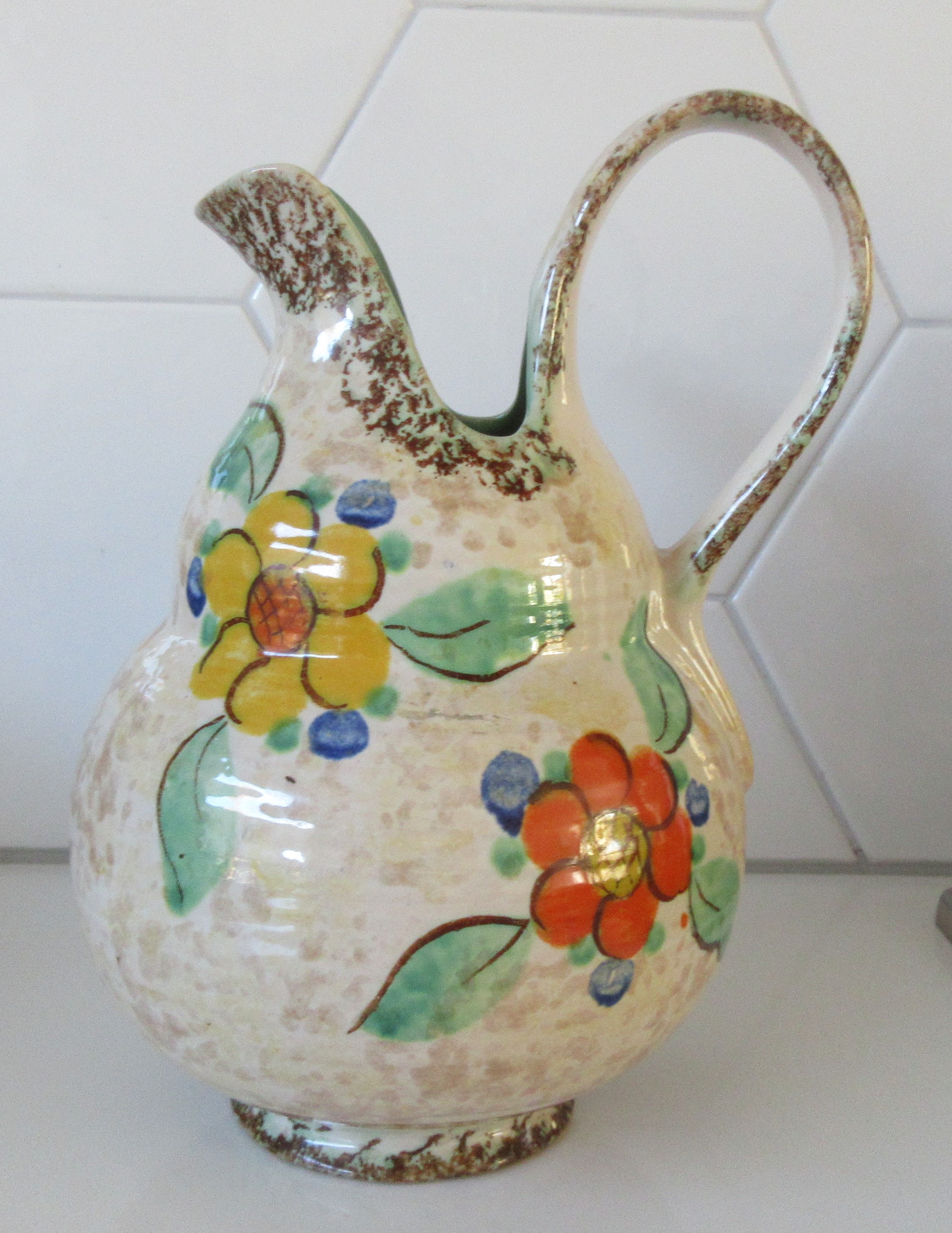 Niet of onleesbaar gesigneerd - Angelo Kunstaardewerk - Grote platelen snavelkan decor Bemo verkocht voor € 1!