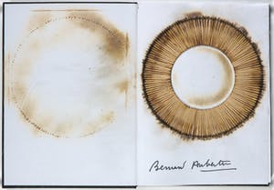 Bernard Aubertin - Verbrande lucifers op opengeslagen boek, Il fuoco e il Rosso - Ingelijst kopen? Bied vanaf 300!