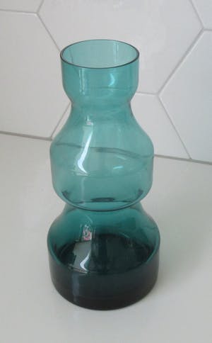 Niet of onleesbaar gesigneerd - Zeegroene sixties glazen vaas kopen? Bied vanaf 10!