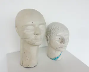 Ida De Roy - Set van twee sculpturen van keramiek, Hoofden kopen? Bied vanaf 200!