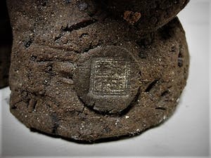 Niet of onleesbaar gesigneerd - Groot Chinees Henan Xinxiang aardewerk beeld "Meisje met tas" gesigneerd kopen? Bied vanaf 1!