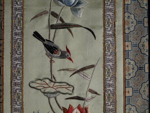 Niet of onleesbaar gesigneerd - Textielkunst , Japan , Oosterse voorstelling met vogel – ingelijst kopen? Bied vanaf 1!