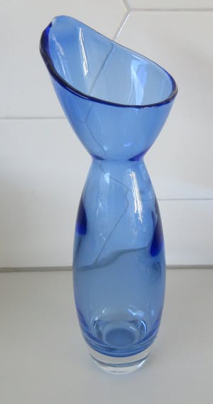 Niet of onleesbaar gesigneerd - Studio blauw glazen vrij gevormde vaas kopen? Bied vanaf 1!