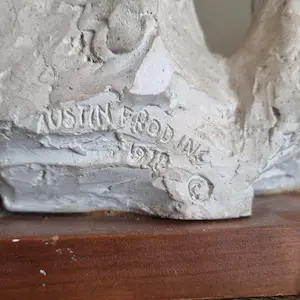 Niet of onleesbaar gesigneerd - Moeder en kleine kinderen sculptuur Walnut Base door Austin Productions 1978 kopen? Bied vanaf 1!