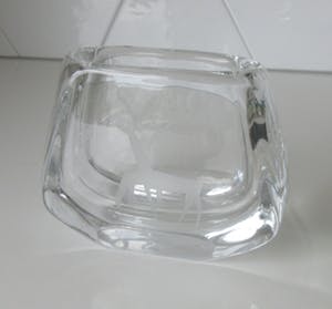 Niet of onleesbaar gesigneerd - Zweedse dikwandige glazen vaas met etsdecor van gestileerde herten kopen? Bied vanaf 10!