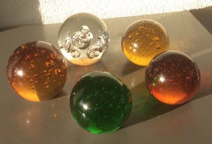 Niet of onleesbaar gesigneerd - Vijf presse-papiers kopen? Bied vanaf 1!