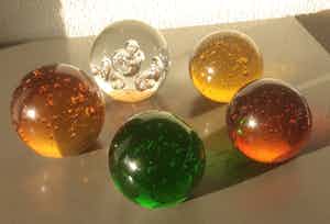 Niet of onleesbaar gesigneerd - Vijf presse-papiers verkocht voor € 1!