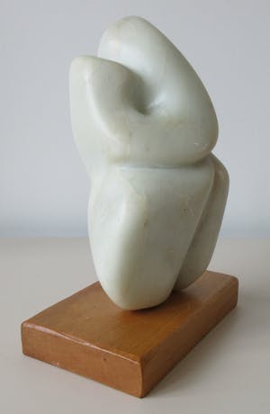 Niet of onleesbaar gesigneerd - Abstract spekstenen beeld "De Omhelzing" op houten sokkel kopen? Bied vanaf 10!