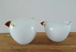 Niet of onleesbaar gesigneerd - twee superleuke glazen kippetjes, mondgeblazen kopen? Bied vanaf 1!
