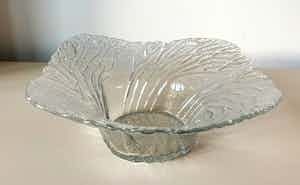 Niet of onleesbaar gesigneerd - Glazen schaal "Forest" ontwerp Pertti Kallioinen voor Lasisepät Mäntsälä verkocht voor € 1!