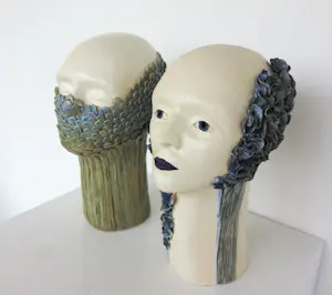 Ida De Roy - Set van twee sculpturen van keramiek, Hoofden kopen? Bied vanaf 200!