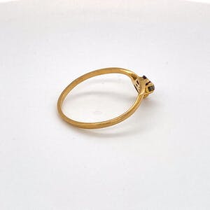 18K Goud - gouden ring met diamant, saffier en smaragd. maat 56(17,75) 1,20 gr kopen? Bied vanaf 90!
