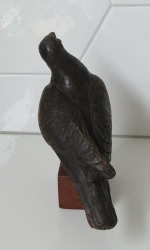 Niet of onleesbaar gesigneerd - Plastiek van een bronzen Duif op teakhouten sokkel kopen? Bied vanaf 10!