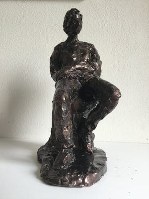 Niet of onleesbaar gesigneerd - Zittend figuur kopen? Bied vanaf 1!