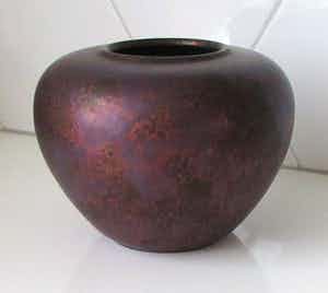 Ilkra - Knoedgen - Paarse mat irise geglazuurde Bolvaas verkocht voor € 28!