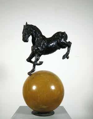 Lou Thissen - Brons en natuursteen, Balans verkocht voor € 500!