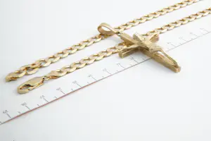 120- Lang & massief 9krt geelgouden gourmette collier met grote 9krt kruishanger kopen? Bied vanaf 720!