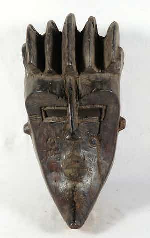 Lwalwa - Initiatiemasker met een puntkin en uitgesneden banen al haar verkocht voor € 1!