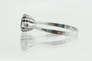 118 - Charmante 14krt wit-gouden dames ring met (0.08ct) diamant en blauwe steen kopen? Bied vanaf 150!