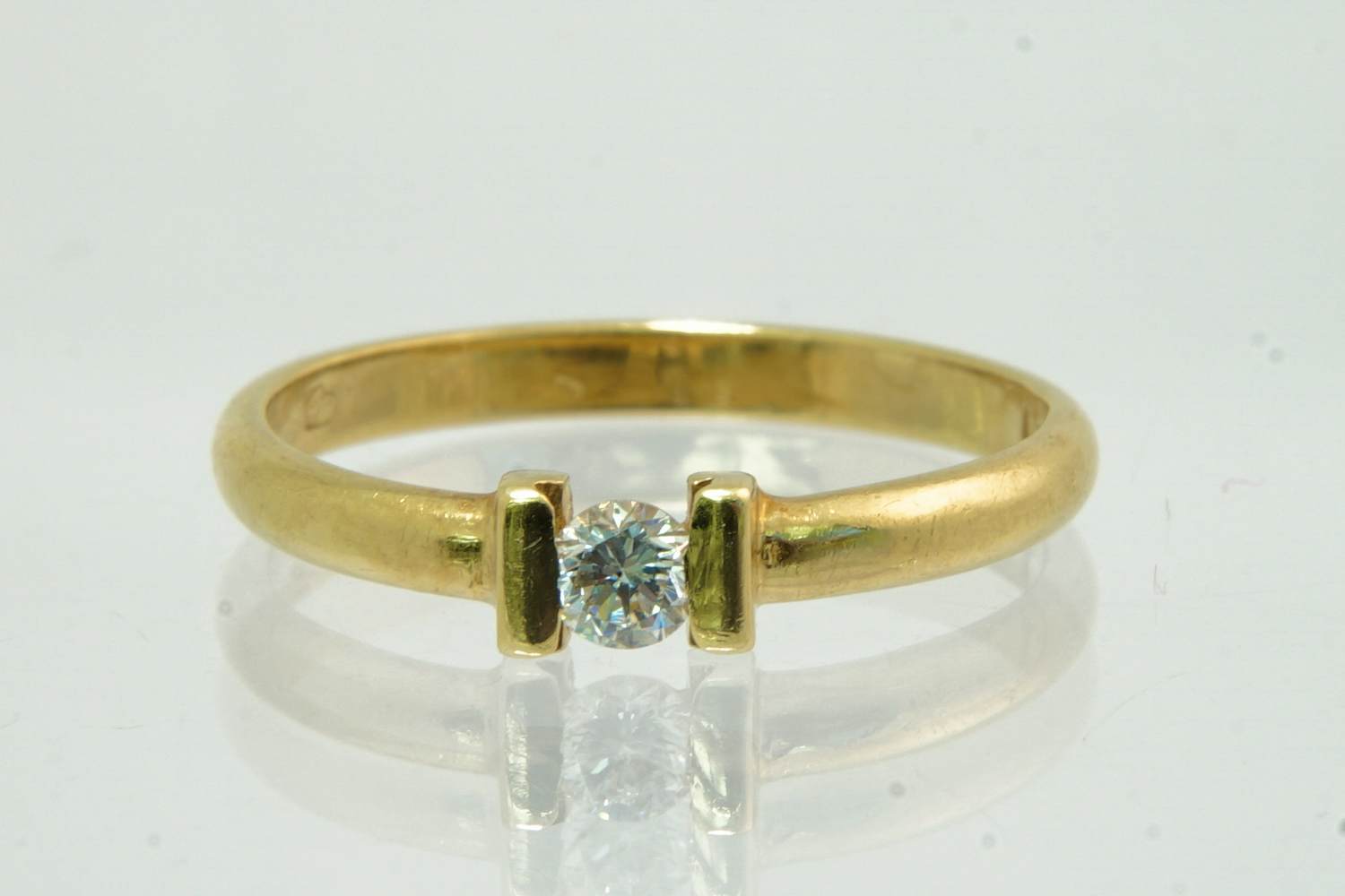 69 - Zo goed als nieuwe 18krt gouden solitair ring met 0.15ct (I/si3) diamant kopen? Bied vanaf 190!