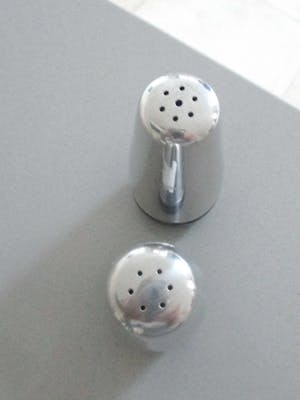 Alessi - Een peper en zoutvaatje, een melk-kannetje en een suikerpotje van Alessi kopen? Bied vanaf 12!