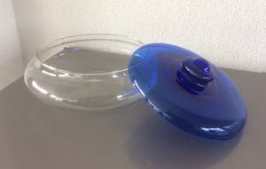 Jacques Boon - GLAZEN KOEKDOOS MET BLAUW DEKSEL kopen? Bied vanaf 23!