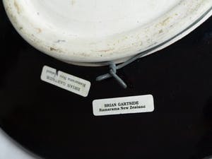 Brian Gartside - Aardewerk – bord – doorsnede 31,5 cm kopen? Bied vanaf 35!