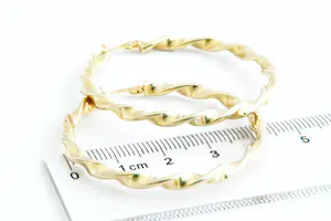 47 - 1 vrijwel nieuw paar geel-gouden 18 Krt oorringen  - gedraaid Creolen model kopen? Bied vanaf 270!