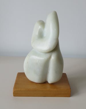 Niet of onleesbaar gesigneerd - Abstract spekstenen beeld "De Omhelzing" op houten sokkel kopen? Bied vanaf 10!