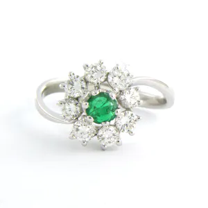 18k gouden entourage ring met centraal een smaragd en briljant geslepen diamant kopen? Bied vanaf 525!