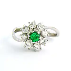 18k gouden entourage ring met centraal een smaragd en briljant geslepen diamant verkocht voor € 525!