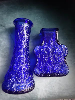 Lars Hellsten - twee koningsblauwe Bark vazen 1960-1969 kopen? Bied vanaf 75!