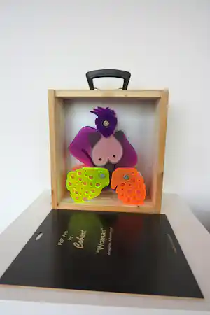 Ad van Hassel - Beeld van plexiglas in houten kistje, Woman (Cobart Pop Art) verkauft für € 80!