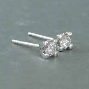 18k wit gouden solitair oorknoppen met briljant geslepen diamant tot. 0,22ct kopen? Bied vanaf 300!