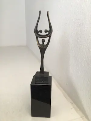 Corry Ammerlaan - Sculptuur “ Elkaar op handen dragen “ Gesigneerd kaufen? Bieten Sie von 1!